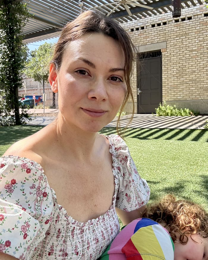 Sarah, founder of Chef Amí, with her daughter in her lap